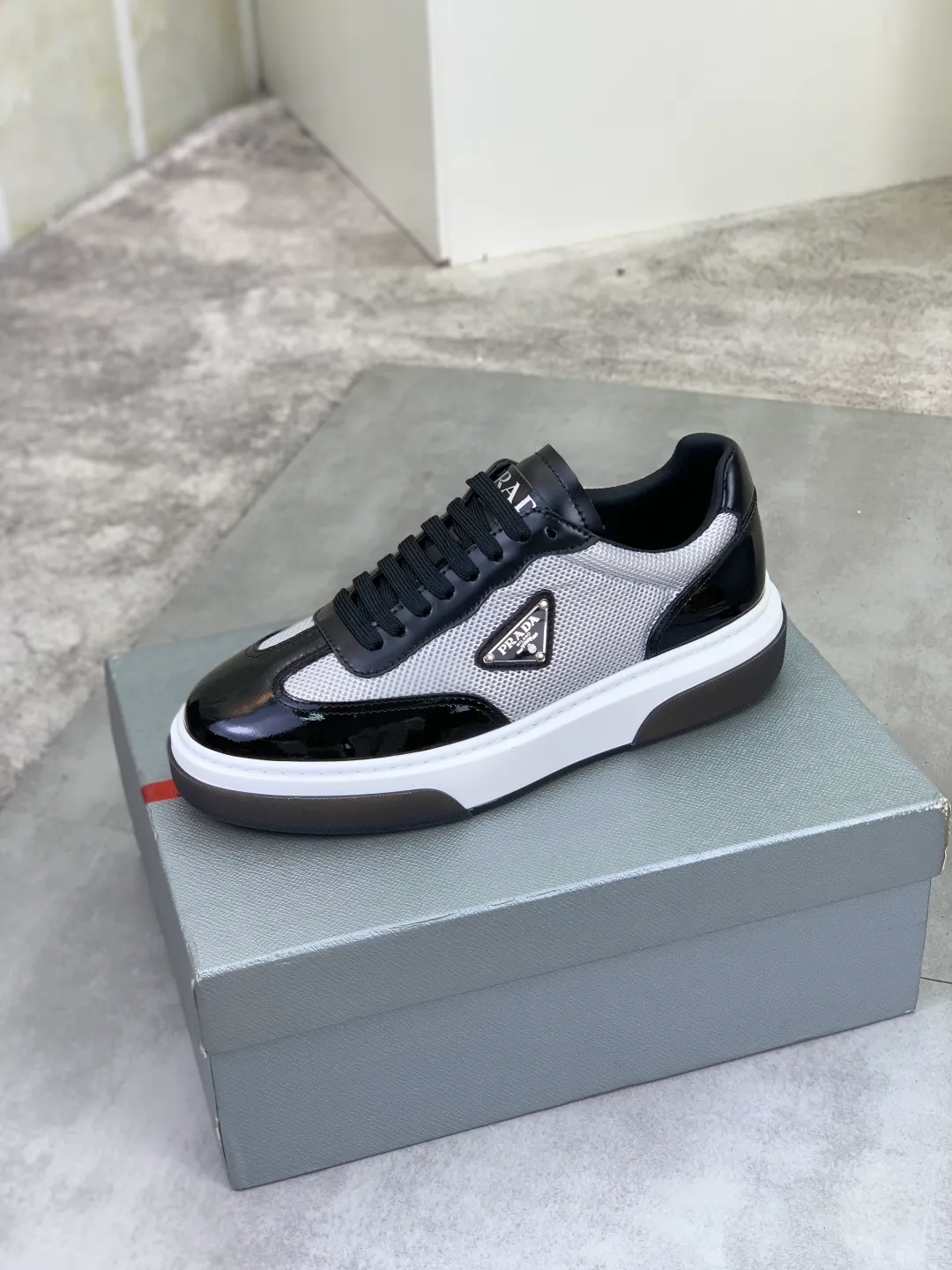 Men's Men's Shoes 💰P600 💰【New Style】 The latest model of high-quality PRADA classic men's shoes has been launched on the official website at 1:1, synchronized in Hong Kong, and on the same catwalk; all made of calfskin➕imported cowhide lining, 🍡🍡original rubber outsole, non-slip and wear-resistant; comfortable on the feet, attractive style, fine workmanship, and simple and neat shoe lasts, showing the courage and toughness of men, 👍Size: 39-44 (45 can be customized) black White color🉑️choose